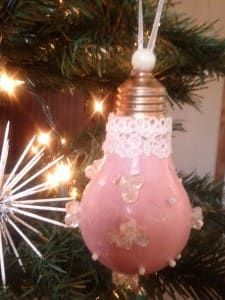 wie man Weihnachtsschmuck aus alten Glühbirnen macht