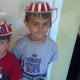 Mis muchachos luciendo sus sombreros patrióticos.