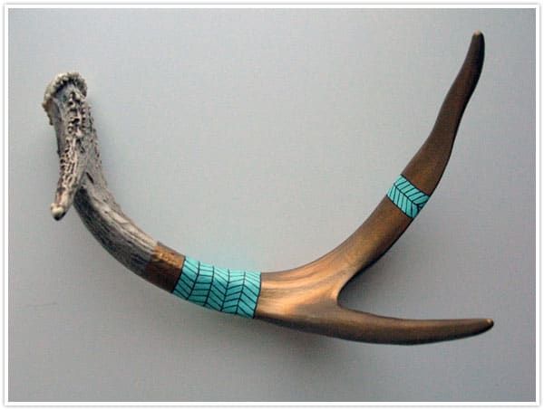 Turkos är ett populärt färgval med målade horn, eftersom det efterliknar sydvästra indianska smycken.