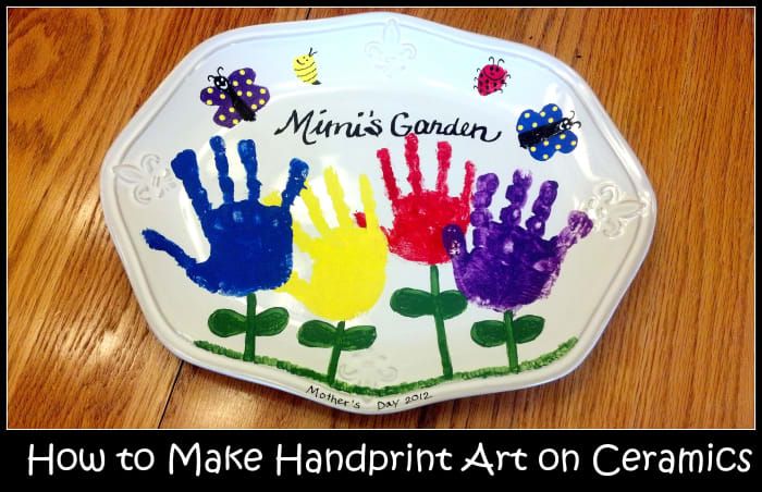 Pinta las huellas de las manos de tu hijo en una bandeja de cerámica para hacer un dulce regalo casero.