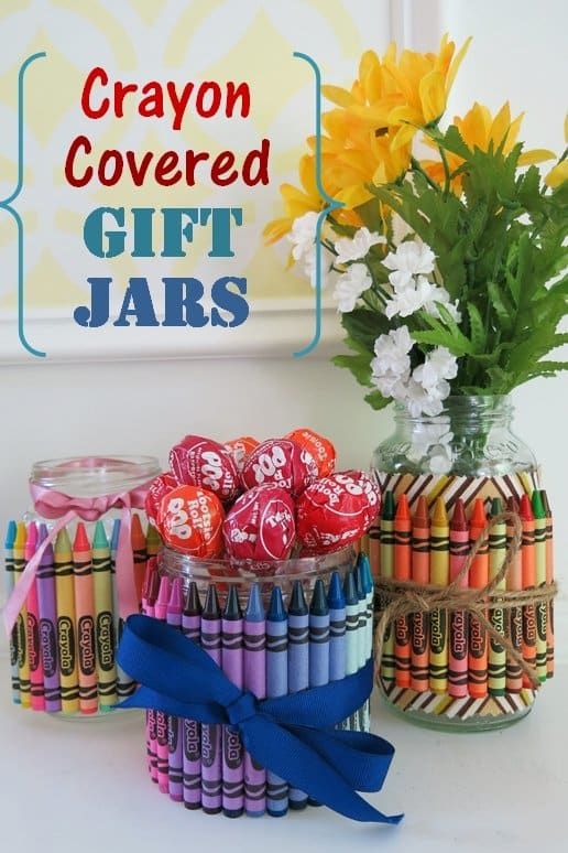 Los frascos cubiertos con crayones se pueden usar como regalos, obsequios de fiesta o decoraciones de mesa para varias ocasiones.