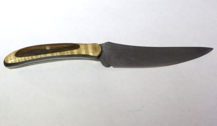Cuchillo terminado hecho de una vieja hoja de sierra de mesa.
