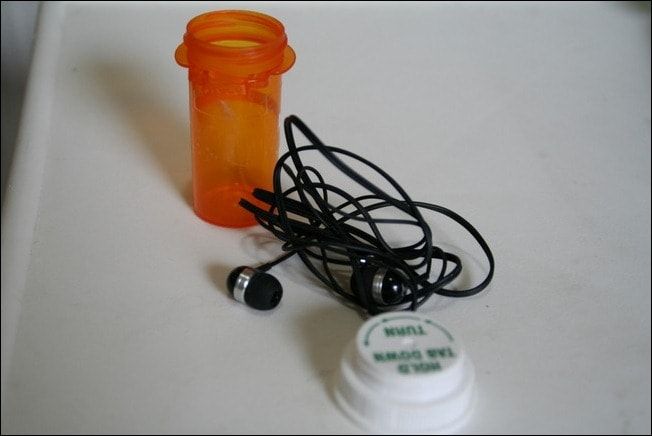 Ohrhörer passen genau in Tablettenfläschchen. Dies verhindert, dass sie sich in Ihrem Rucksack, Geldbeutel usw. verheddern und / oder verlieren.