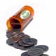Los frascos de pastillas altos pueden contener hasta $ 10 en monedas de veinticinco centavos.