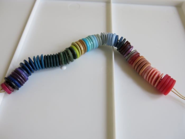 bricolaje-joyería-artesanía-cómo-hacer-un-collar-ombre-con-botones