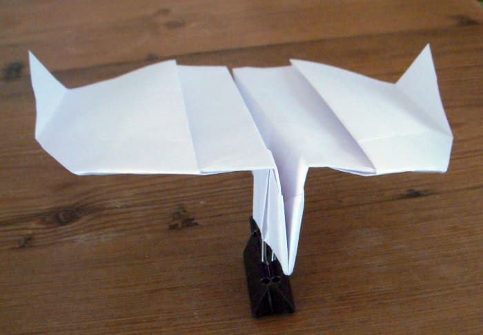 Avión de papel de acción boomerang maravillosamente divertido, doblado siguiendo las instrucciones de Paper Airplane Guy.