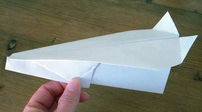 Este simple avión de papel boomerang volará de regreso a ti.