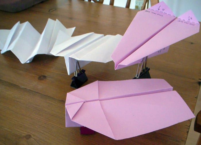 Hay varios estilos diferentes de aviones de papel con acción boomerang.