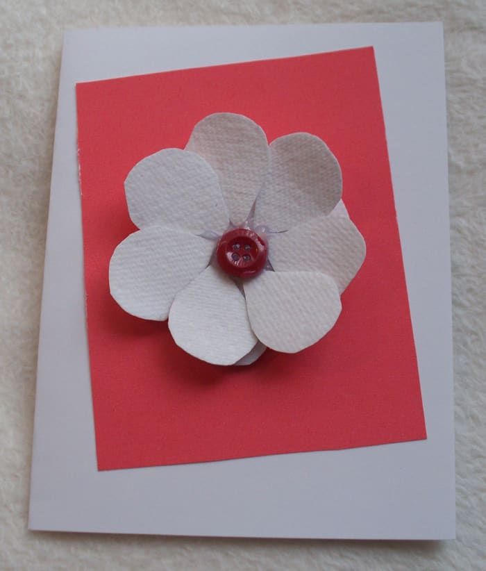 Una decoración de flores de toalla de papel para el frente de una tarjeta.