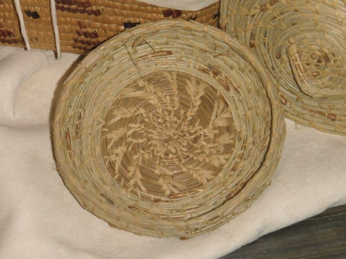 Традиционална унутрашњост Салисх корпа ткана од борових иглица, изложена у Кући учења на Универзитету Тхомпсон Риверс, Камлоопс.