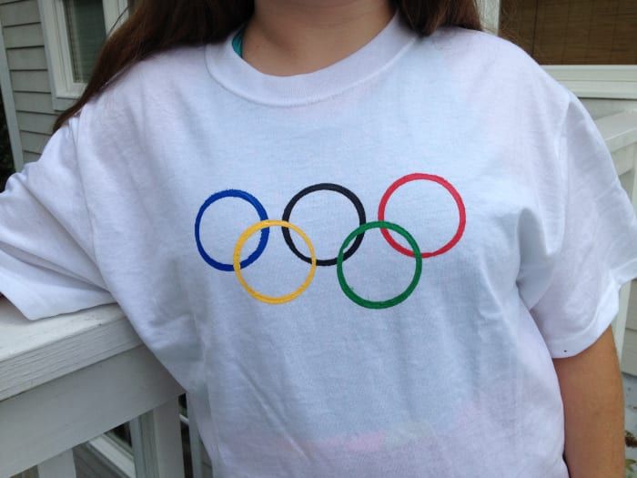 Basteln-für-Kinder-machen-ein-olympisches-Ringe-T-Shirt