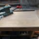Lijado liso de la superficie de la mesa de teca fabricada en Newley