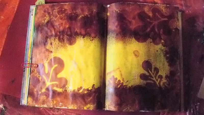  Pintura acrílica amarilla seguida de pintura marrón con grandes sellos de espuma.