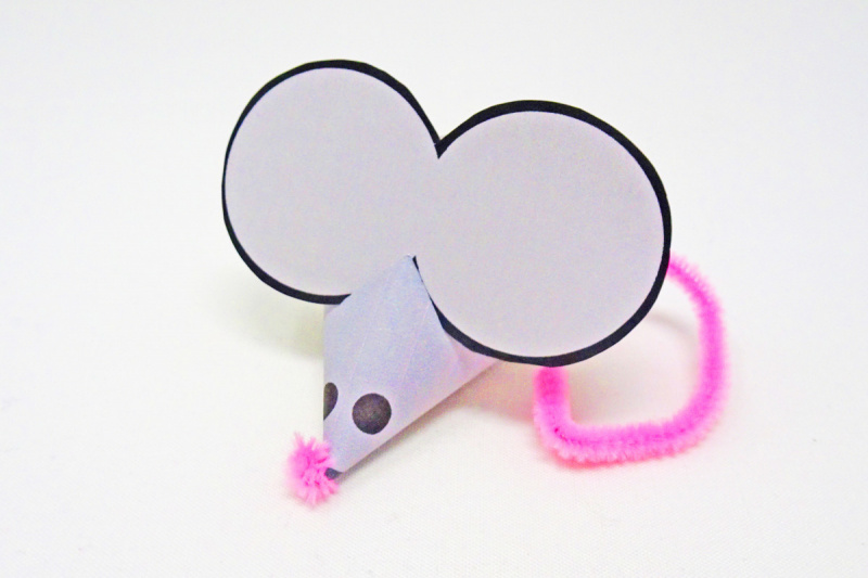   Hier ist die fertige Fingerpuppe Maus, mit dem Kegel, den Ohren und einem rosa Pfeifenreiniger, um Nase und Schwanz zu formen.