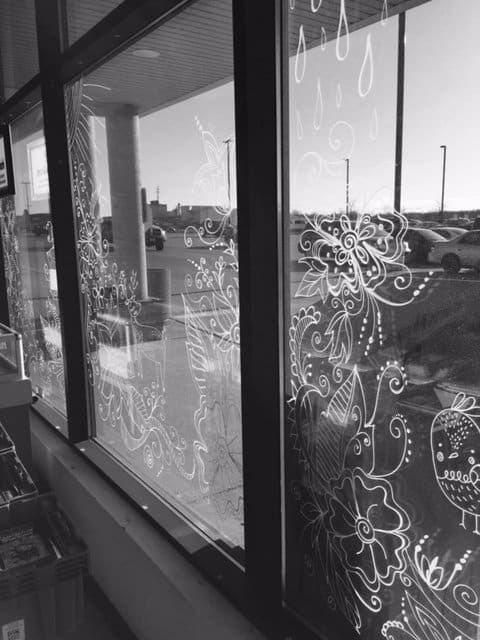 folyadék-kréta-rajzok az ablakokon