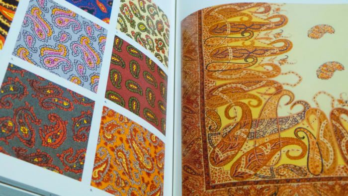 Los libros de muestras textiles son una gran fuente de ideas de Zentangle