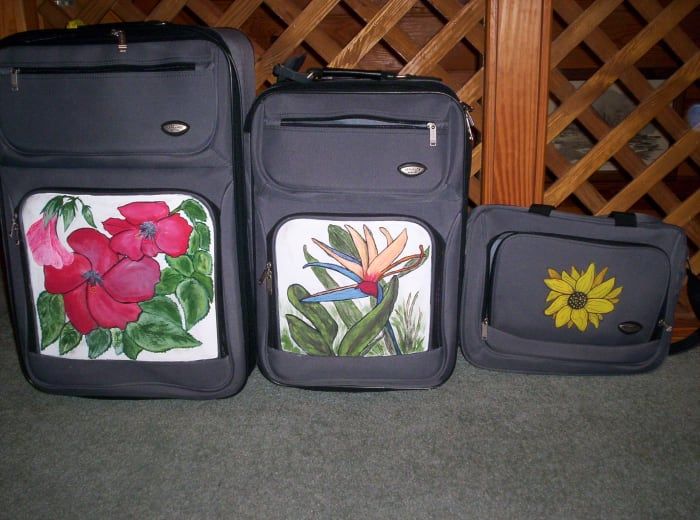Tres bolsas de equipaje después de pintar