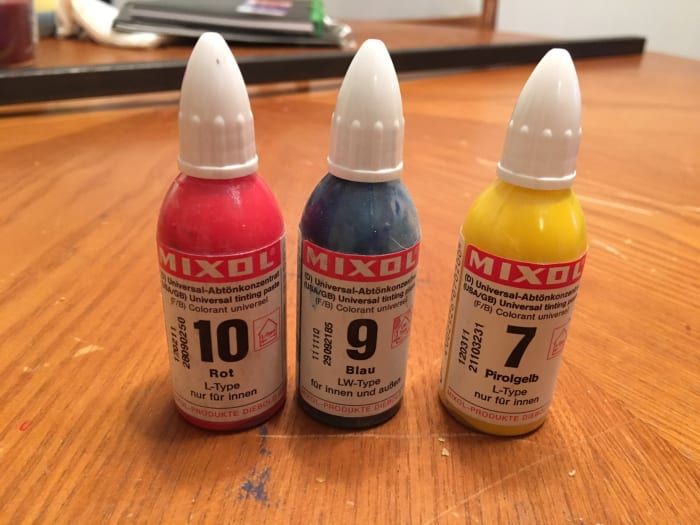 Drei Farben von Mixol Universal TInts
