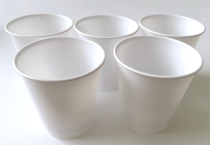 Los vasos de plástico de tres onzas son de buen tamaño para mezclar pequeñas cantidades de pintura.