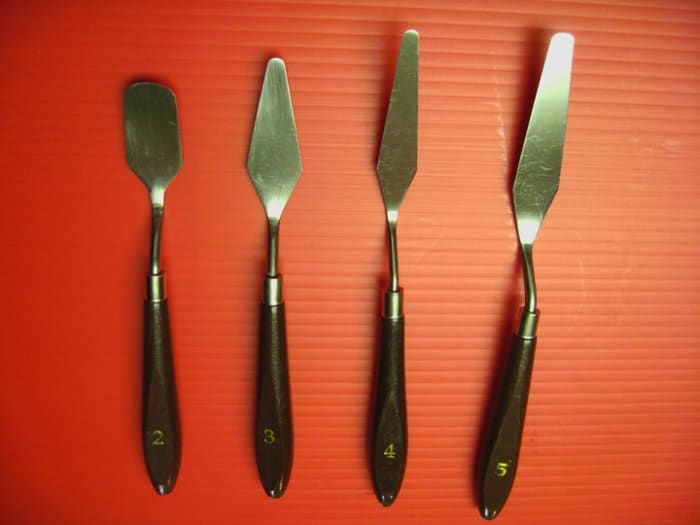 Палитровите ножове могат да се използват за смесване на боя или за боядисване.