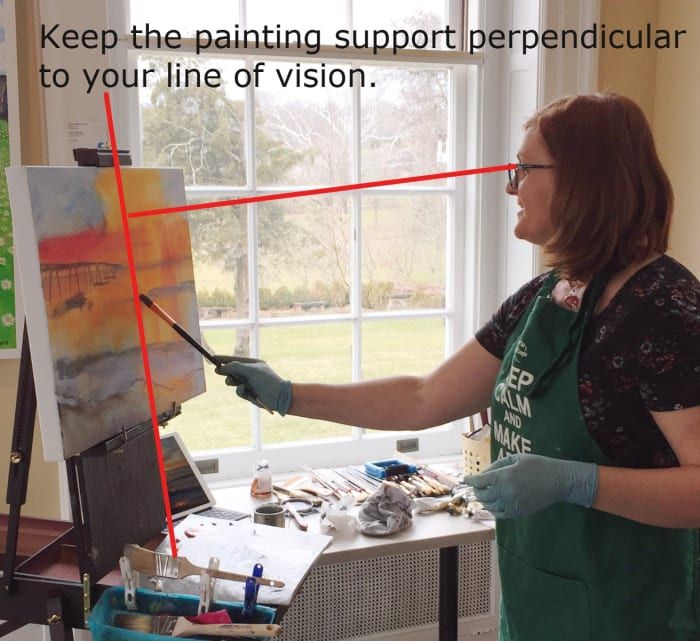 Una foto mía pintando. Observe cómo mantengo el lienzo perpendicular a mi línea de visión.