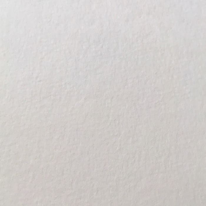 Zbliżenie przedstawiające teksturę arkusza papieru akwarelowego tłoczonego na zimno