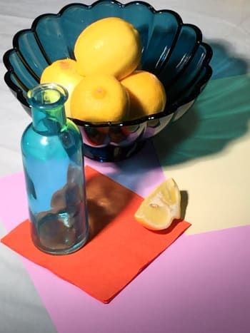 Un bodegón decorado con vidrio azul turquesa y limones, para el cuadro Lemons and Teal.