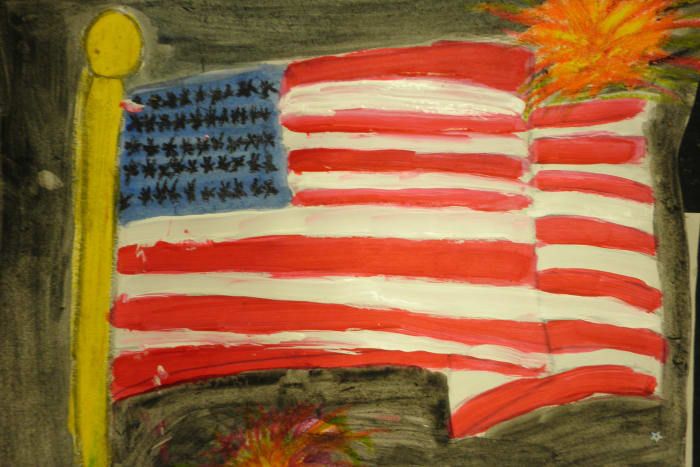 Pintura de una bandera americana con pintura acrílica con los fuegos artificiales realizados en pasteles al óleo. Luego se añadió un lavado de acuarela al fondo. ¡Muy buen efecto!