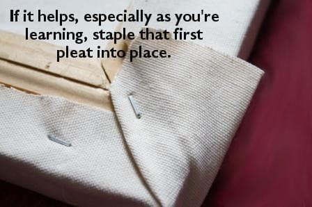 Engrapa el pliegue en su lugar si ayuda. De esa manera, tendrá algo que sujeta la tela cuando esté lidiando con la solapa final del lienzo.