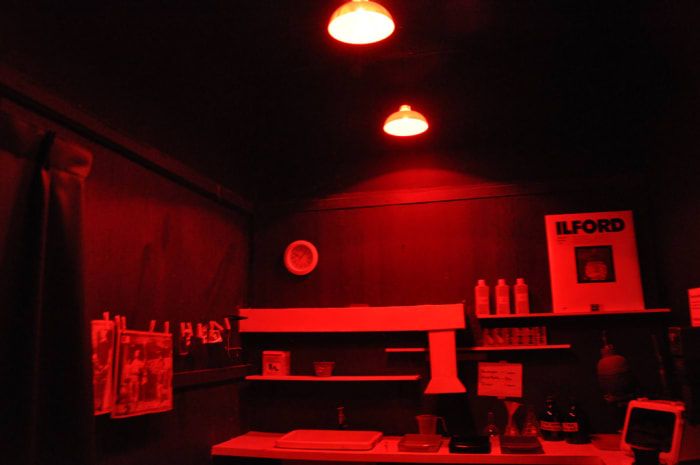 Este es el tipo de cuarto oscuro en el que pinté. Del tipo que usan para la fotografía de películas.