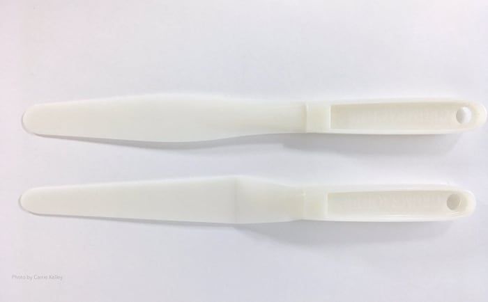 Ta dva noža iz plastične palete iz palete Grumbacher in paletnih nožev sta približno 10