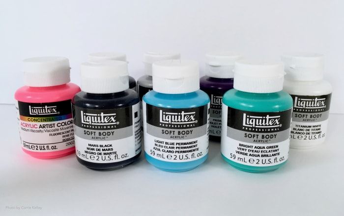 Tekoče ali mehke akrilne barve za telo so najbolj primerne za barvanje z akrilnim polivanjem.