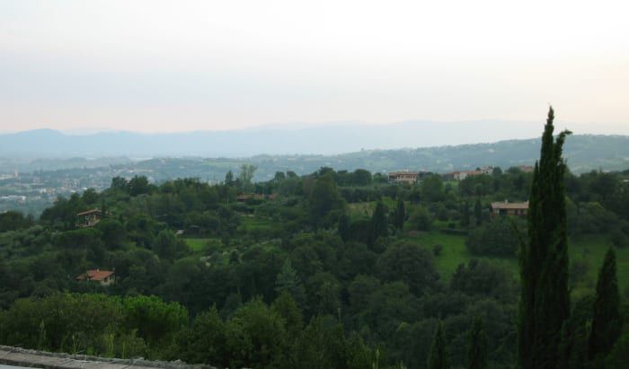 Тук е ясно видим ефектът от атмосферната перспектива върху по-отдалечените дървета и хълмове. Изглед в Маростика, Италия.