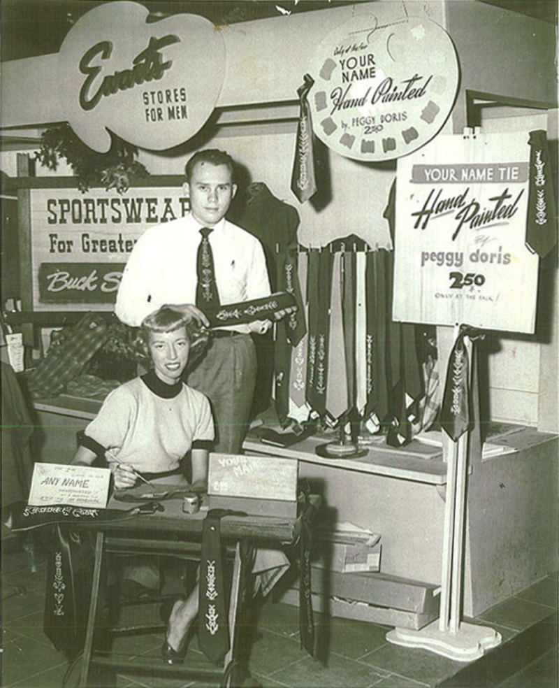   Margaret avec son premier mari Frank Ulrich peignant des cravates à la foire