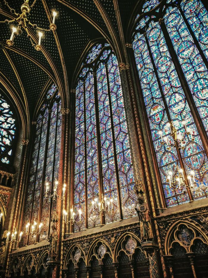 A pesar de ser el ejemplo supremo de la arquitectura gótica, ¡la Saint Chapelle de París (Francia) no es un lugar fácil para disparar! Sin embargo, logré obtener una buena imagen con mis consejos. ¿Y adivina qué? Esto fue filmado con mi teléfono (OnePlus 3)