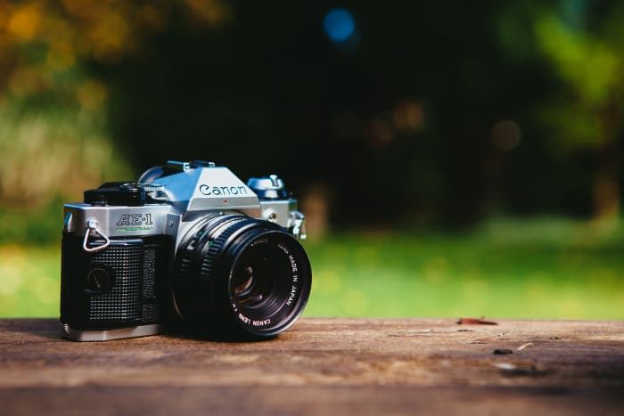 La Canon AE-1 es una cámara de película insignia de Canon. Canon produjo el AE-1 durante casi una década, vendiendo más de un millón de unidades y allanando el camino para la era moderna de la fotografía.