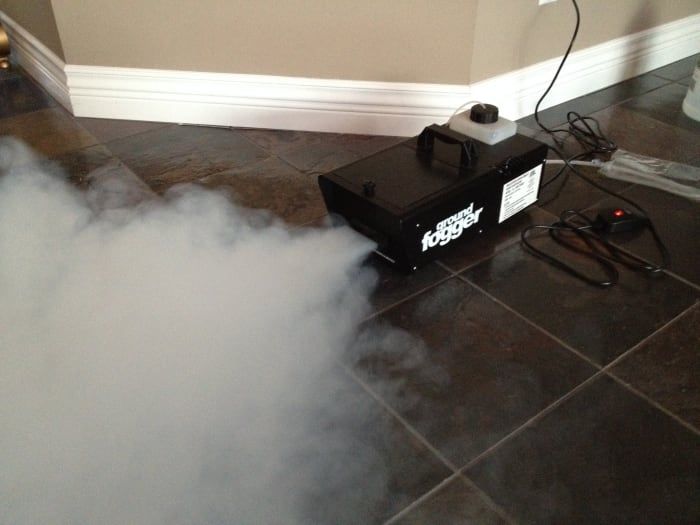 Aquí está mi máquina de humo produciendo una niebla baja.