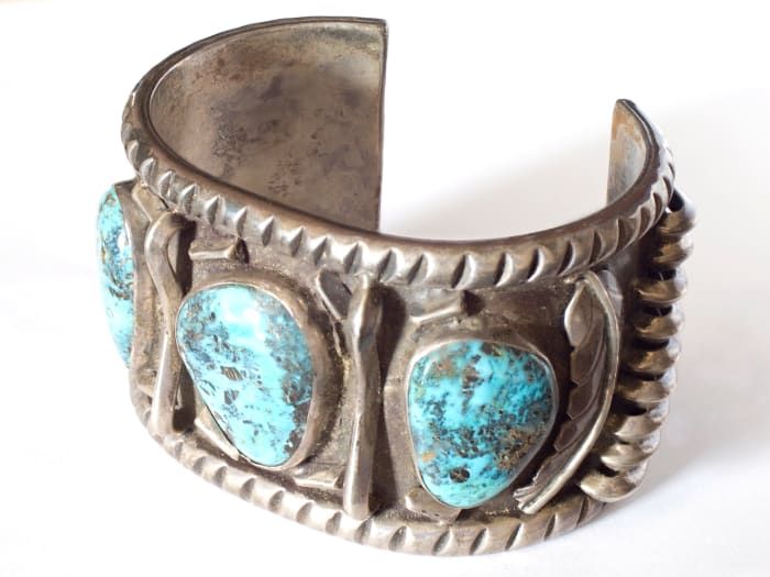 Ein handgefertigtes Manschettenarmband aus Navajo-Silber und Türkis. Ich habe dieses wunderschöne Vintage-Kunstwerk für eine Auflistung bei eBay fotografiert. Verarbeitet mit Helicon Focus.