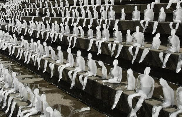 Eisskulpturen (ca. 1.000) der brasilianischen Künstlerin Nele Azevedo schmelzen auf den Stufen der Berliner Konzerthalle am Gendarmenmarkt.