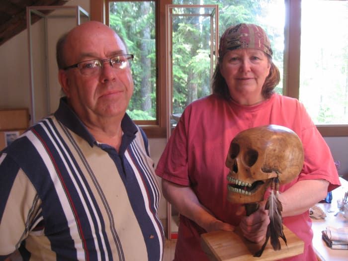 Hugh und Karen diskutieren die anatomische Genauigkeit einer geschnitzten Schädelrassel.