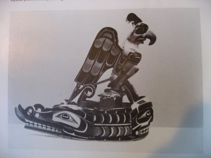 Doppelköpfiges Seeschlangenwappen mit Kolusvogel. Dies wurde von Jonny Scow und Bill Scow getragen.