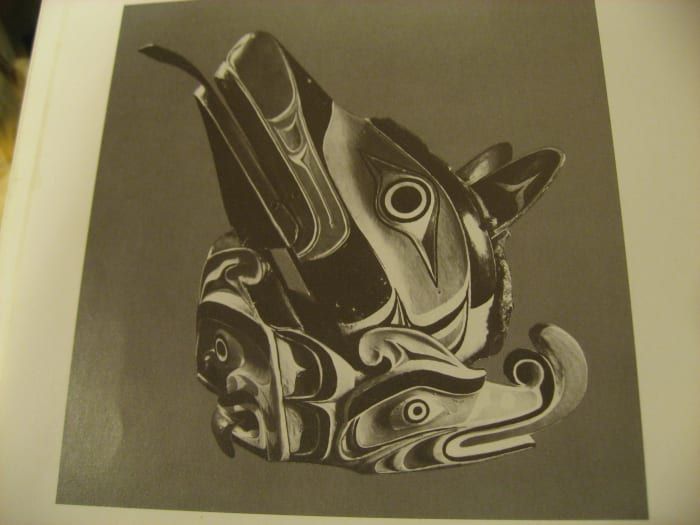Ancienne coiffe avec serpent de mer et ours. Willie Seaweed sculpte le serpent de mer.