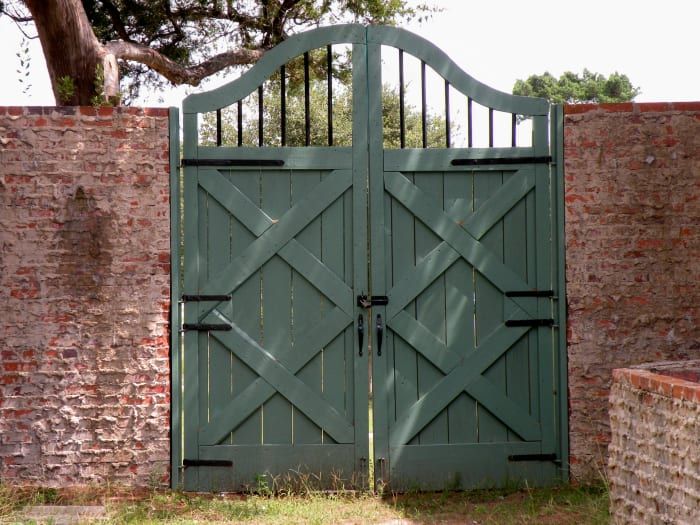 Los portones y puertas fueron diseñados por Anna. Éste está en el patio de entrada y se abre a un césped cubierto de hierba.