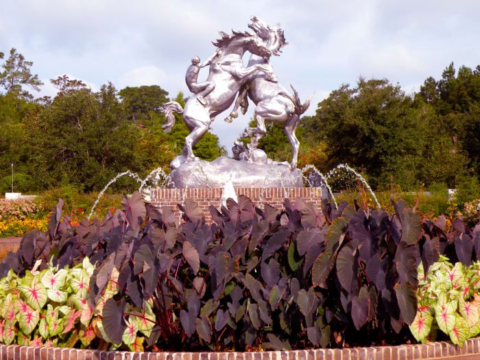 Die Skulptur von Fighting Stallions von Anna Hyatt Huntington steht am Eingang zu den Brookgreen Gardens