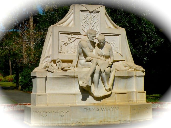 La escultura de Anna, The Visionaries, muestra a Anna y Archer Huntington repasando los planos de Brookgreen Gardens.