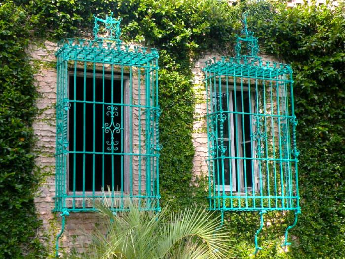 Schöne schmiedeeiserne Fenstergitter wurden von Anna Hyatt Huntington entworfen.