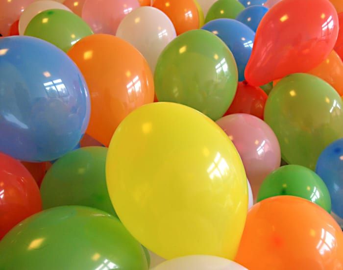 Luftballons eignen sich hervorragend für Feierlichkeiten, müssen jedoch sicher verwendet werden.