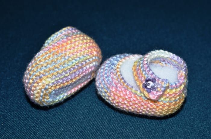 Podstawowe buciki dla niemowląt Mary Jane Darmowe wzory na drutach z filmami instruktażowymi!