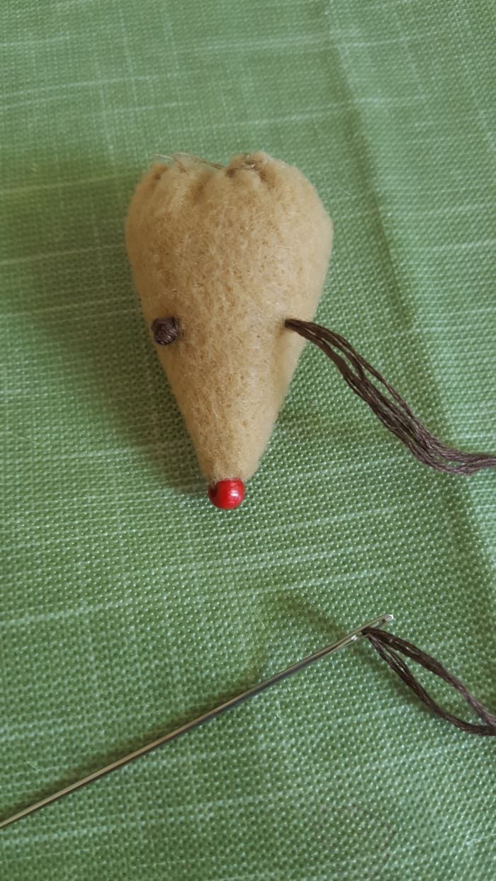 DIY-Weihnachten-Handwerk-süße-Maus-in-einer-Spule-Baum-Dekoration stecken