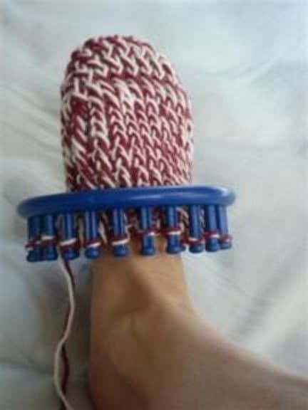 Knifty Knitter Socke in Bearbeitung von Rowena im Rostitchery Blog.